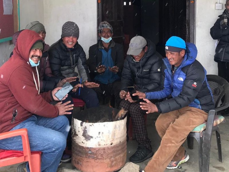 हिमपातले आगो तापेर सेवा दिँदै हुम्लाका कर्मचारी